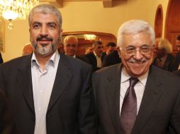 Los líderes Jaled Meshal (izq) y Mahmud Abás (der) hablaron de impulsar la reconciliación palestina. EFE  /