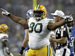 B.J. Raji celebra la victoria de su equipo ante Leones. AP  /