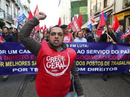 La Policía dijo que unos manifestantes habían roto ventanas de tres oficinas de impuestos en Lisboa. EFE  /