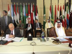 El secretario general de la Liga Árabe, Nabil Alarabi (y el ministro catarí de Exteriores Hamad Bin Jasim hablan sobre Siria. EFE  /
