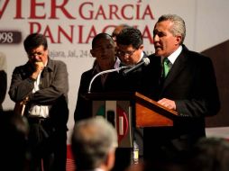 En el micrófono el regidor del PRI, Carlos Manuel García Arellano, asistió al homenaje.  /