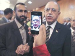 Aficionada toma una foto al nuevo primer ministro de Libia, Abdurrahim el Kieb. REUTERS  /