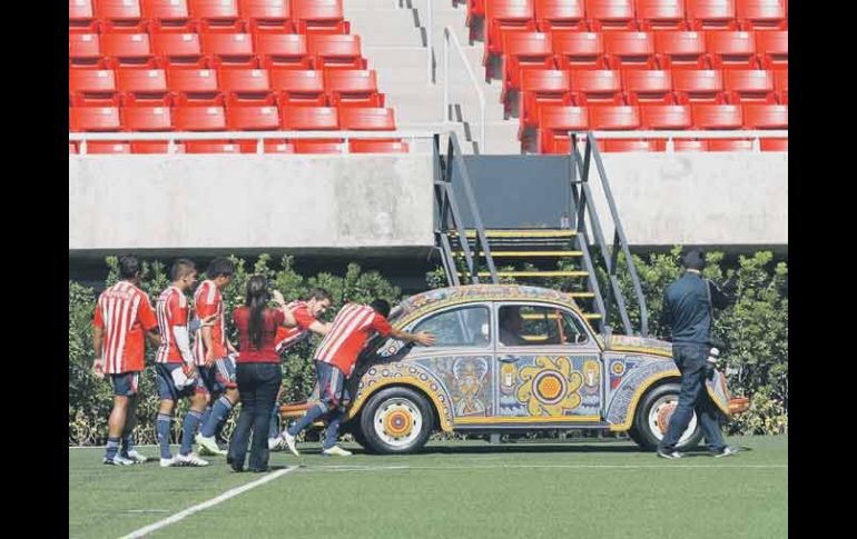 Los jugadores del Rebaño se tomaron fotos con un auto de colección que fue llevado ayer al Omnilife para efectos publicitarios.  /