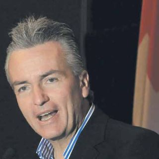 Alfonso Petersen espera sustituto para presentar renuncia a Emilio