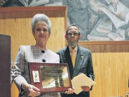 María y Alberto reciben constancia del homenaje póstumo a sus padres, por el impulso a las instituciones de asistencia social.  /