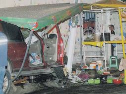 Cartones de cerveza fueron encontrados en el interior de la camioneta impactada contra el puesto de comida.  /