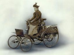 En 1844 nace el industrial alemán Karl Benz. Foto: Primer auto Benz conducido por la esposa del inventor. ESPECIAL  /