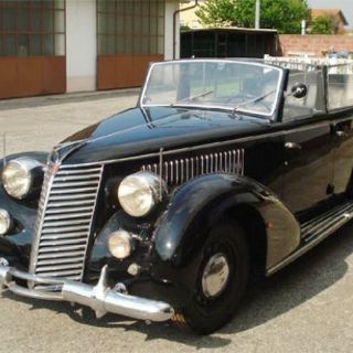 Subastan uno de los coches oficiales del dictador italiano Benito Mussolini