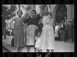 'Espectadores en el entierro del general Lukacs' foto de Robert Capa llena de tensión social. EFE  /