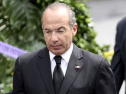 La querella, firmada por 23 mil ciudadanos mexicanos, pide que se investigue al Presidente Felipe Calderón. ARCHIVO  /