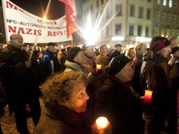 Ciudadanos alemanes hacen una marcha en recuerdo de las víctimas de crimines neonazis. AFP  /