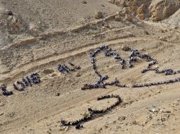 Cientos de niños refugiados palestinos crearon una enorme imagen aérea de la paloma de la paz. EFE  /