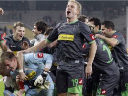 Los jugadores del Moenchengladbach celebran su liderato en el torneo de futbol alemán. AP  /