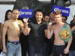 El boxeador mexicano Saúl Canelo Álvarez (D), campeón mundial de peso superwelter del CMB, y el puertorriqueño Kermit Cintrón (I).EFE  /