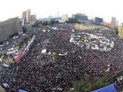 La multitud de egipcios durante la protesta del viernes en la plaza Tahrir de El Cairo.  /