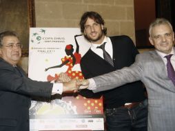 Juan Ignacio Zoido (I), Feliciano López (C) y el presidente de la Federación Española de Tenis, José Luis Escañuela (D). EFE  /