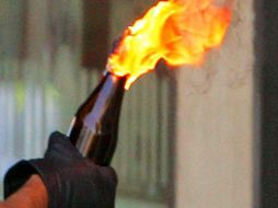 Las bombas molotov se encontraron en un lote baldío, elaboradas en botellas de cerveza.  /