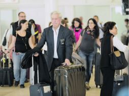 Mario Vargas Llosa, Premio Nobel de Literatura, a su llegada al aeropuerto de Guadalajara ayer.  /