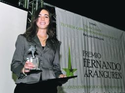 Macarena Hernández a nombre de Gabriela Enrigue recibió el Premio Fernando Aranguren.  /