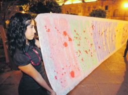 Alrededor de 15 integrantes de los colectivos Consejo Ciudadano Pro Mujeres y Red Ciudadana se manifestaron ayer en Plaza de Armas.  /