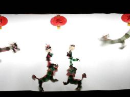 El teatro se representa con figuras de piel o de papel tras una tela, ante un fondo iluminado. EFE  /