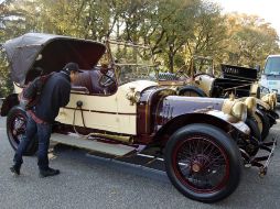 Autos que datan desde inicios del siglo XX se mostraron en las calles de la capital nipona. EFE  /