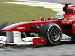 El piloto español Fernando Alonso, de Ferrari, participa hoy en la práctica oficial en el circuito de Interlagos en Sao Paulo. EFE  /