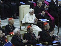 Benedicto XVI aplaude durante el concierto que ha ofrecido hoy 26 de noviembre de 2011 la Orquesta Sinfónica de Asturias. EFE  /