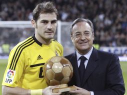 El capitán del Real Madrid posa con el presidente del club blanco, Florentino Pérez durante el homenaje. EFE  /