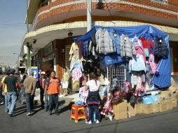 Las ventas, en comercios ambulantes, crecerán en los próximos días al acercarse la temporada navideña.  /