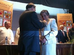 En la imagen, el presidente de la Asociación de Cronistas entregando la presea 'Rosa Áurea de Oro' a María Guadalupe Paredes.  /