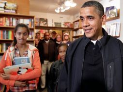 El mandatario llevó de compras a sus hijas Malia y Sasha a una librería que se ubica a pocas cuadras de la Casa Blanca. REUTERS  /