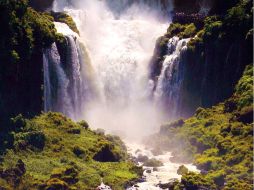 Frontera. Las cataratas marcan el límite entre Brasil y Argentina.  /