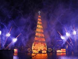 El árbol tiene 3.3 millones de luces y 105 mil metros de guirnaldas luminosas. EFE  /
