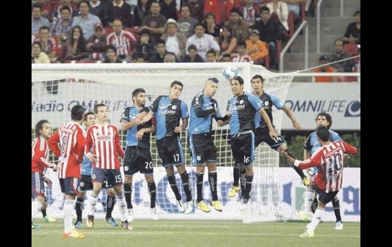 Querétaro, con varios ex chivas como Liborio Sánchez, Adolfo Bautista y Amaury Ponce, pudieron contener el ataque rojiblanco. EFE  /