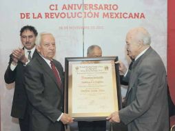 Porfirio Cortés Silva (izquierda) recibió la presea ''Gobernador Guillermo Cosío Vidaurri''.  /