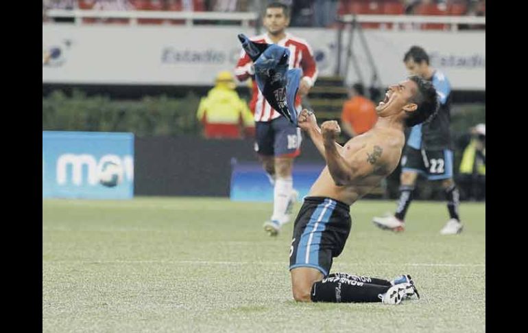 El defensa Manuel López Mondragón festeja con júbilo el pase a semifinales, las primeras para Querétaro en 61 años de existencia.  /