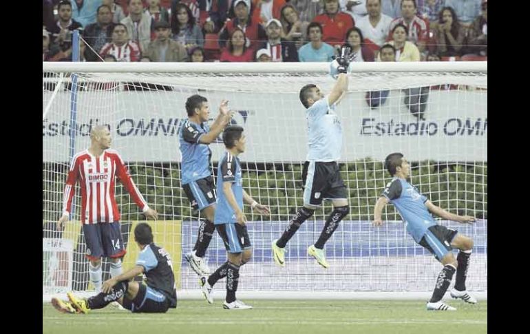 El portero de Querétaro, Liborio Sánchez, ataja una de las tantas aproximaciones que tuvo el Guadalajara durante el partido. EFE  /
