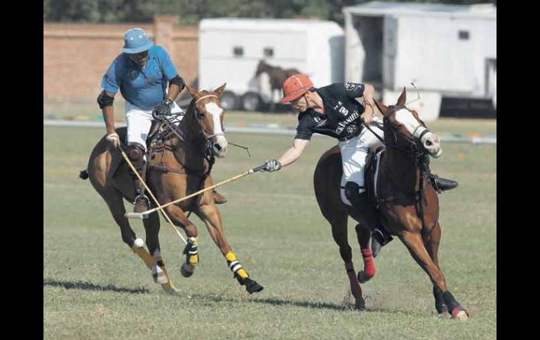 El conjunto de Jack Daniel’s (negro) dio cuenta del de Tequila Herradura con marcador final de 8-4.  /