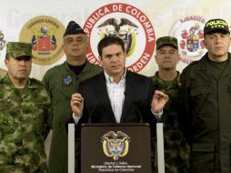 El Ministro de Defensa colombiano, Juan Carlos Pinzón (c), confirmó el asesinato de cuatro secuestrados por las FARC. AP  /