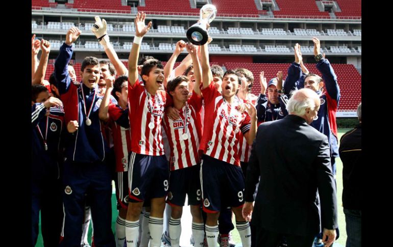 Los jugadores del Guadalajara, categoría Sub-17, festejan el título del Apertura 2011. MEXSPORT  /