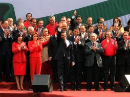 Con el respaldo de la cúpula priista, Peña Nieto dirigió un mensaje en la explana del la sede nacional del PRI. NOTIMEX  /