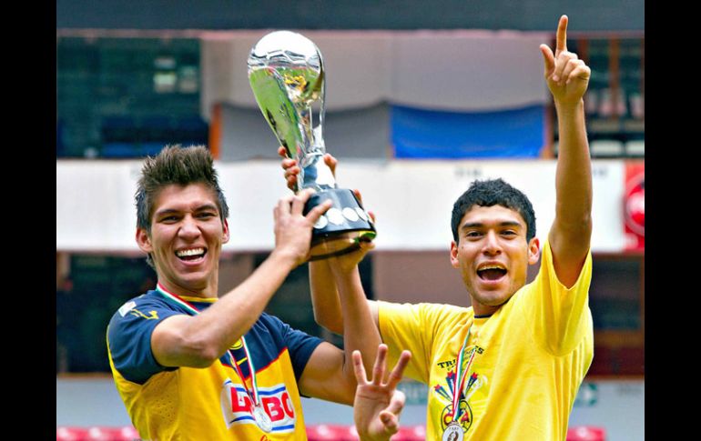 Los jugadores del América levantan el trofeo que los acredita como campeones de la categoría Sub-20. MEXSPORT  /