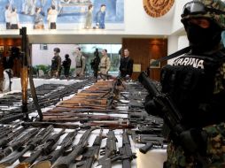 La Semar informó que 154 pistolas y 756 escopetas fueron encontradas en un contenedor de procedencia Turquía.  /
