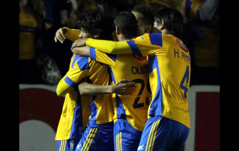 Los jugadores de Tigres celebran una de las anotaciones en el partido ante Pachuca. MEXSPORT  /