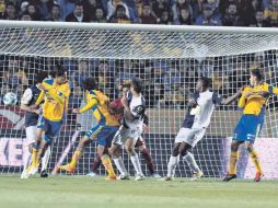 Manuel Viniegra (centro de amarillo) remata de cabeza el esférico para marcar el primer tanto felino. MEXSPORT  /