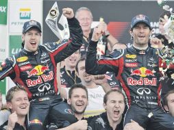 El equipo de Red Bull celebra con los pilotos que les volvieron a dar protagonismo un año más. AFP  /