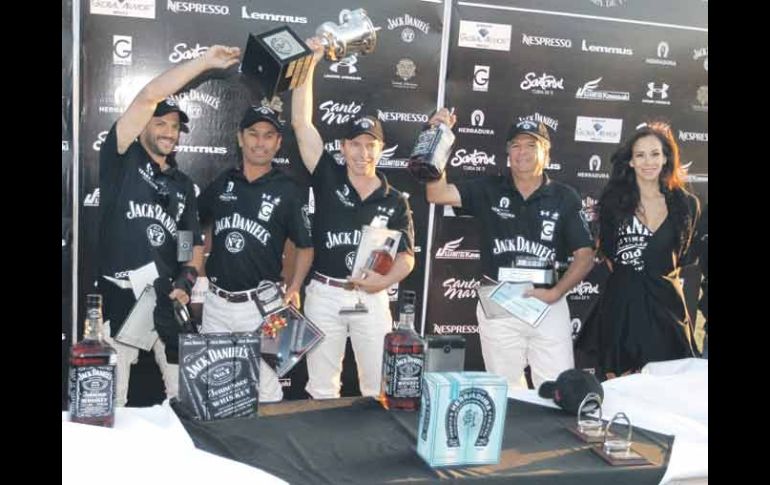 El equipo Jack Daniel’s, ganador del VI Abierto de Polo Tapatío, recibe el trofeo de campeón.  /