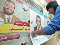 Un trabajador coloca pancartas electorales en las calles de El Cairo. REUTERS  /