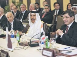 El secretario general de la Liga (izq.), Nabil Alarab, y el ministro catarí de Asuntos Exteriores, Hamad bin Jasim. AP  /